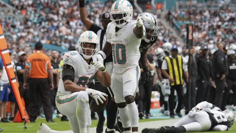 Julian Hill (i) y Tyreek Hill (d) durante un juego de los Dolphins.