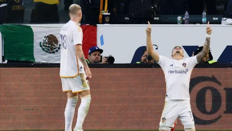 Gabriel Pec, derecha, del LA Galaxy, celebra ante la mirada de su compañero de equipo Marco Reus, izquierda, después de anotar durante el segundo tiempo de la semifinal de conferencia de la MLS en contra del Minnesota United, el domingo 24 de noviembre de 2024, en Los Ángeles. (AP Foto/Etienne Laurent)