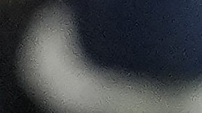 El corredor de los Raiders de Las Vegas, Alexander Mattison (22), corre contra el esquinero de los Chargers de Los Ángeles, Tarheeb Still (29), durante la primera mitad de un partido de fútbol americano de la NFL en Las Vegas, el domingo 5 de enero de 2025.