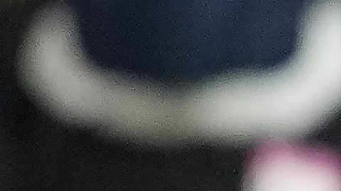 El corredor de los Raiders de Las Vegas, Alexander Mattison (22), corre contra el esquinero de los Chargers de Los Ángeles, Tarheeb Still (29), durante la primera mitad de un partido de fútbol americano de la NFL en Las Vegas, el domingo 5 de enero de 2025.