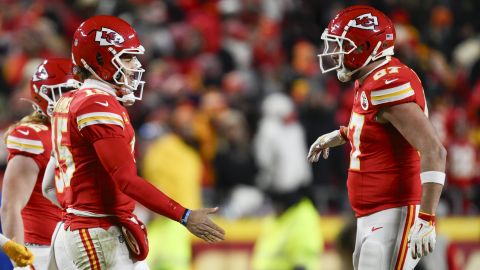 Patric Mahomes y Travis Kelce. a punto de felicitarse tras derrotar a los Buffalo Bills.