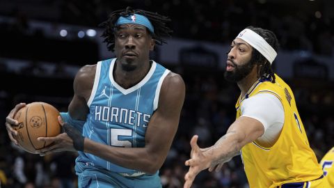 Los Angeles Lakers forward Anthony Davis, right, guards against Charlotte Hornets center Mark Williams, left, during the second half of an NBA basketball game Monday, Jan. 27, 2025, in Charlotte, N.C. (AP Photo/Jacob Kupferman)