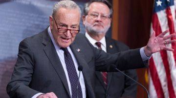 El líder de la minoría en el Senado, Chuck Schumer, y el senador Gary Peters.