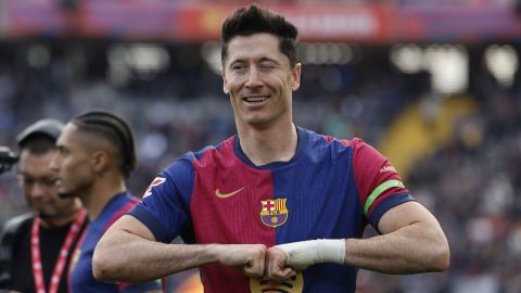 Robert Lewandowski anotó el solitario gol que hizo saltar al Barcelona al primer lugar de la liga.