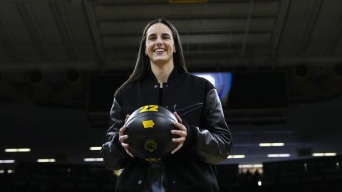 Caitlin Clark durante la ceremonia de este domingo.