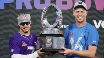 Byron Murphy y Jared Goff sostienen el trofeo de los Pro Bowl Games.