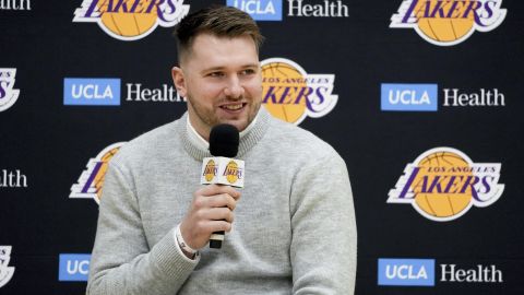 Luka Doncic durante su presentación con los Lakers.