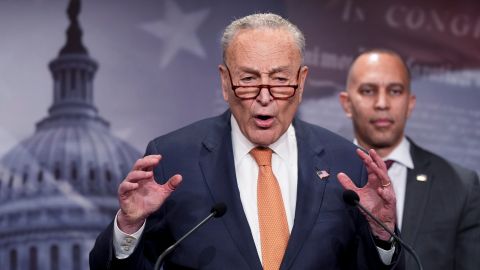 Los líderes de las minorías en el Senado, Chuck Schumer, y en la Cámara, Hakeem Jeffries.