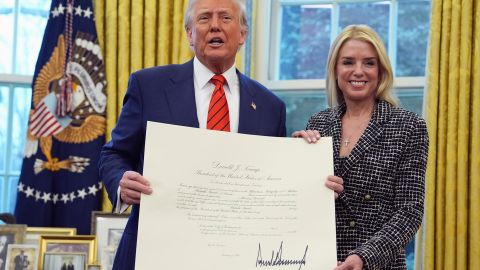 A través de la fiscal general Pam Bondi, el presidente Trump presiona a ciudades santuario.