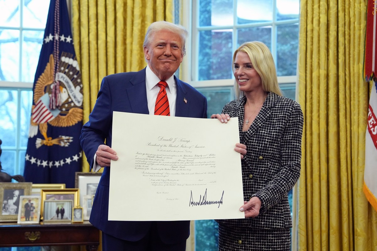 Trump ataca a ciudades santuario que ayudan a inmigrantes - La Opinión