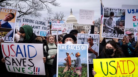 Una protesta contra el presidente Trump y su aliado Elon Musk por desmantelar agencias del gobierno federal, incluyendo a USAID.