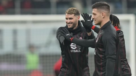 AC Milan's Santiago Gimenez, left, speaks with teammates during warm up before an Italian Cup quarterfinal soccer match between AC Milan and Roma at the San Siro stadium, in Milan, Italy, Wednesday, Feb. 5, 2025. (AP Photo/Antonio Calanni)