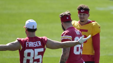 Kansas City Chiefs quarterback Patrick Mahomes (15) talks with tight end Noah Gray (83) and tight end Anthony Firkser (85) during an NFL football practice Wednesday, Feb. 5, 2025, in New Orleans, ahead of Super Bowl 59 against the Philadelphia Eagles. (AP Photo/Brynn Anderson)