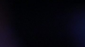 Luka Doncic (izquierda) y LeBron James, de los Lakers de Los Ángeles, observan el partido del jueves 6 de febrero de 2025, ante los Warriors de Golden State (AP Foto/Kevork Djansezian)