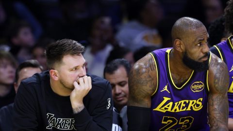 Luka Doncic (izquierda) y LeBron James, de los Lakers de Los Ángeles, observan el partido del jueves 6 de febrero de 2025, ante los Warriors de Golden State (AP Foto/Kevork Djansezian)