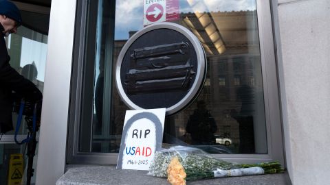 Flores y un cartel en el exterior de la sede de la USAID, que fue cerrada el 7 de febrero de 2025, en Washington D.C.