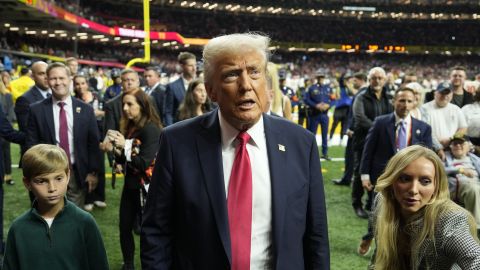 El presidente Donald Trump en el campo del Caesars Superdome.