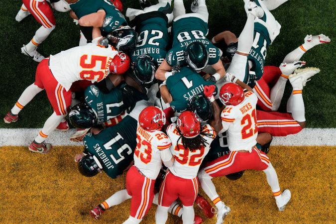 Vista aérea del primer touchdown del Super Bowl en una personal tipo "tush push" del quarterback Jalen Hurts en el primer periodo para los Eagles.