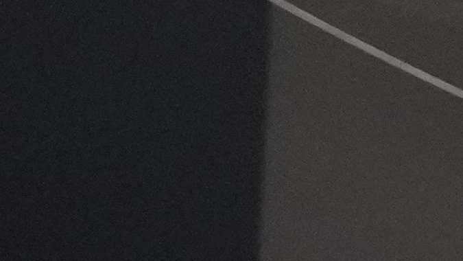 Cooper DeJean, esquina novato delos Eagles, anota tras devolver un pase interceptado a Patrick Mahomes (izq.) en el segundo periodo del Super Bowl.