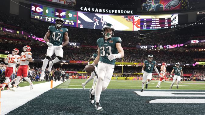 Cooper DeJean, esquina novato delos Eagles, anota tras devolver un pase interceptado a Patrick Mahomes (izq.) en el segundo periodo del Super Bowl.