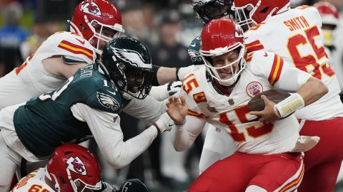 Patrick Mahomes es detenido por Josh Sweat en una de las capturas de la defensa de Philadelphia. El quarterback de Kansas City fue maltratado en el Super Bowl.