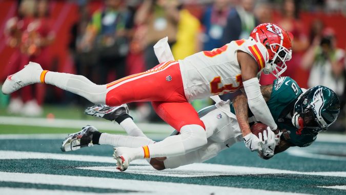 El receptor abierto DeVonta Smith atrapa un pase largo tras superar a Jaylen Watson para un touchdown de los Eagles en el tercer periodo del Super Bowl LIX.