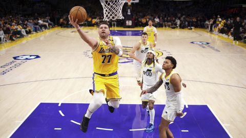 Luka Doncic durante su primer partido con los Lakers.