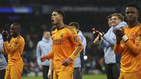 Real Madrid's Jude Bellingham, center, and Vinicius Junior, right, greet supporters after winning the Champions League playoff first leg soccer match between Manchester City and Real Madrid at the Etihad Stadium in Manchester, England, Tuesday, Feb. 11, 2025. (AP Photo/Darren Staples)