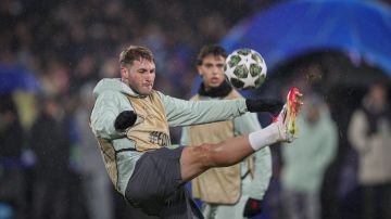 AC Milan's Santiago Gimenez kicks the ball during a warm up ahead of the Champions League playoff first leg soccer match between Feyenoord and AC Milan, at the De Kuip stadium, in Rotterdam, Netherlands, Wednesday, Feb. 12, 2025. (AP Photo/Peter Dejong)