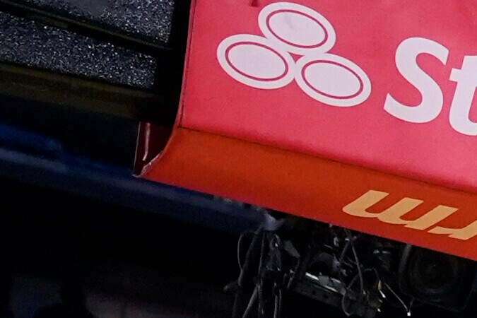 Mac McClung, de 6-2 pies de estatura (1.88 m), vuela hacia la canasta para realiza una de sus clavadas durante el popular concurso que es parte de las festividades del Juego de Estrellas de la NBA.