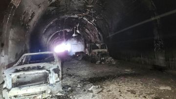 El túnel de un cuarto de milla (400 metros) pasa por debajo de Castle Rock, una formación de arenisca que se encuentra sobre Green River