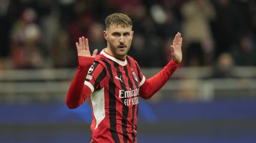 AC Milan's Santiago Gimenez celebrates after scoring his side's first goal during Champions League, playoff second leg soccer match between AC Milan and Feyenoord, at the San Siro stadium in Milan, Italy, Tuesday, Feb.18, 2025. (AP Photo/Luca Bruno)