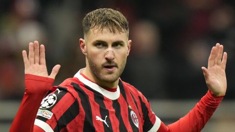 AC Milan's Santiago Gimenez celebrates after scoring his side's first goal during Champions League, playoff second leg soccer match between AC Milan and Feyenoord, at the San Siro stadium in Milan, Italy, Tuesday, Feb.18, 2025. (AP Photo/Luca Bruno)