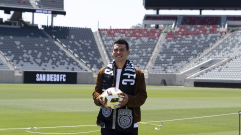 El equipo de Hirving Lozano se estrenó con una victoria sobre el campeón.