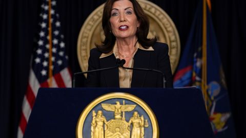 La gobernadora del estado de Nueva York, Kathy Hochul, decidió mantener a Adams, pese a presión.