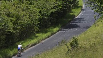 Imagen de referencia de un ciclista en una carretera.