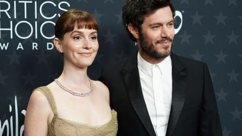 Adam Brody y Leighton Meester celebran su victoria en los Critics Choice Awards con un emotivo beso