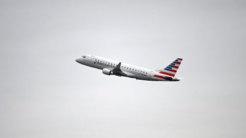 El piloto de American Airlines se detuvo y ascendió hacia los cielos, para evitar la otra aeronave.