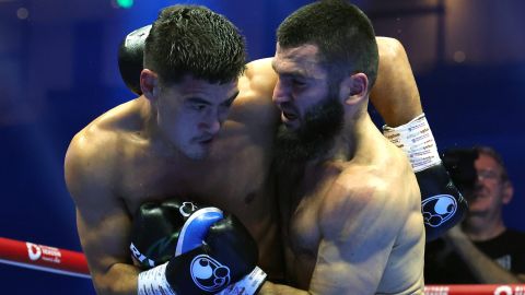 Artur Beterbiev y Dmitry Bivol en la primera pelea.