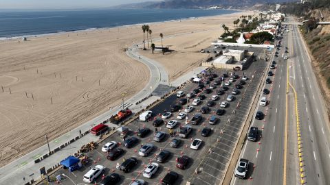 Motorists form a queue in a parking lot and along Pacific Coast Highway waiting to enter the Palisades Fire zone Tuesday, Jan. 28, 2025 in Santa Monica, Calif. (AP Photo/Jae C. Hong)