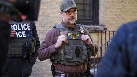 El exdirector interino de ICE, Caleb Vitello, durante una operación de ICE en Nueva York.