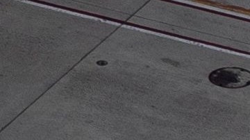 El remolcador intentaba cruzar una pista alrededor de las 7 p. m. del sábado cuando fue impactado,