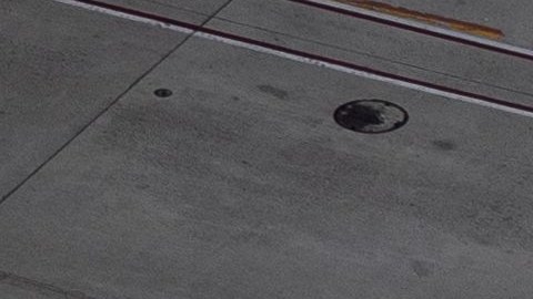 El remolcador intentaba cruzar una pista alrededor de las 7 p. m. del sábado cuando fue impactado,