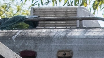 Irma Vega ve el daño causado por un choque en la casa de su madre en el sur de LA.