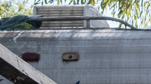Irma Vega ve el daño causado por un choque en la casa de su madre en el sur de LA.