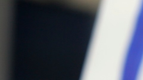 Según la demanda, la institución financiera negó un crédito de auto por el estatus migratorio de su cliente.