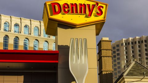 Denny's cargo extra por huevos