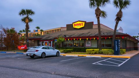 Denny's anunció que cerrará cerca de 90 locales este año