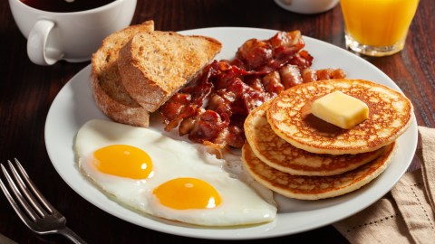 Desayuno americano de huevos con café