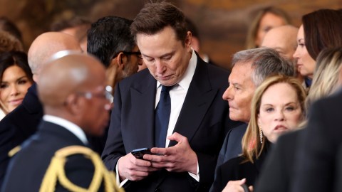 Elon Musk en su teléfono celular durante la 60ª investidura presidencial en la rotonda del Capitolio de EE. UU. en Washington, el lunes 20 de enero de 2025.